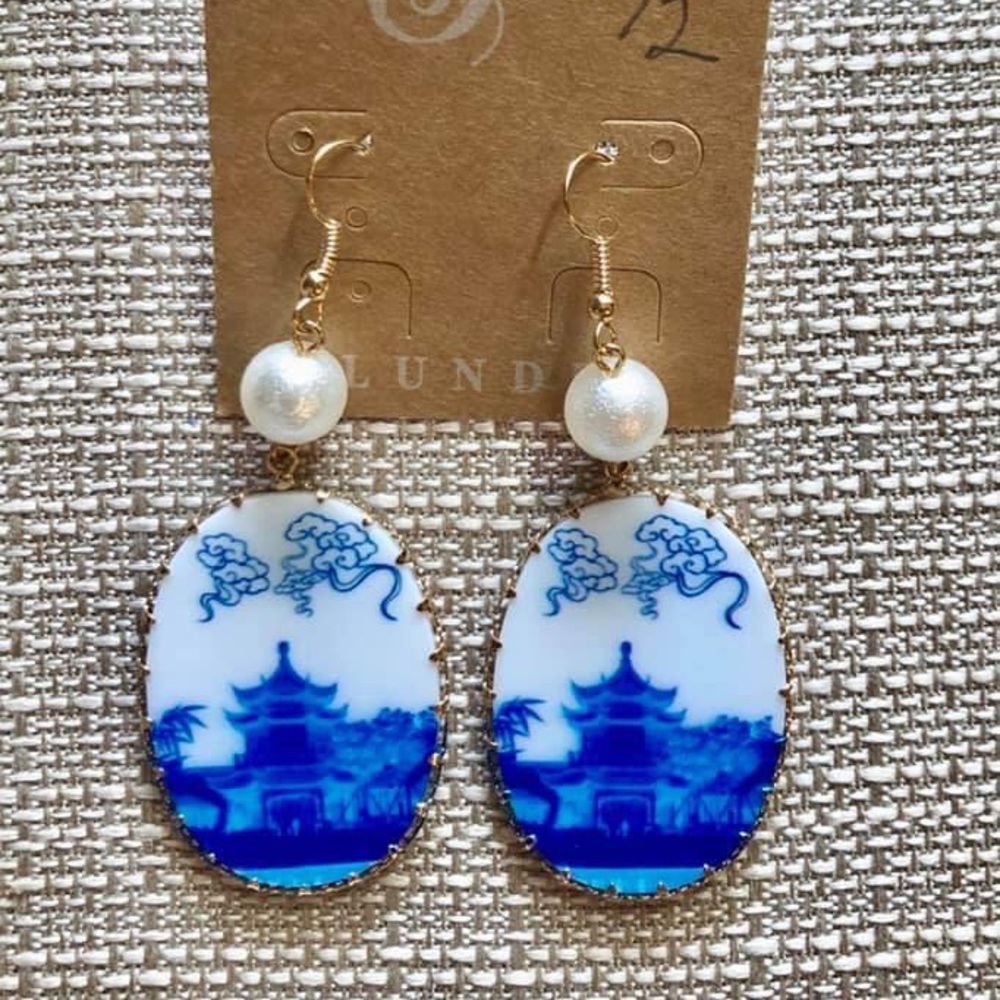 Plunder Jewelry- New in Box, smoke free home